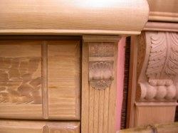 Decorazione scolpita in legno, stile antico tedesco, sul mobilio e sul piede del caminetto. 